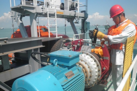 船舶润滑油:作用与种类探析